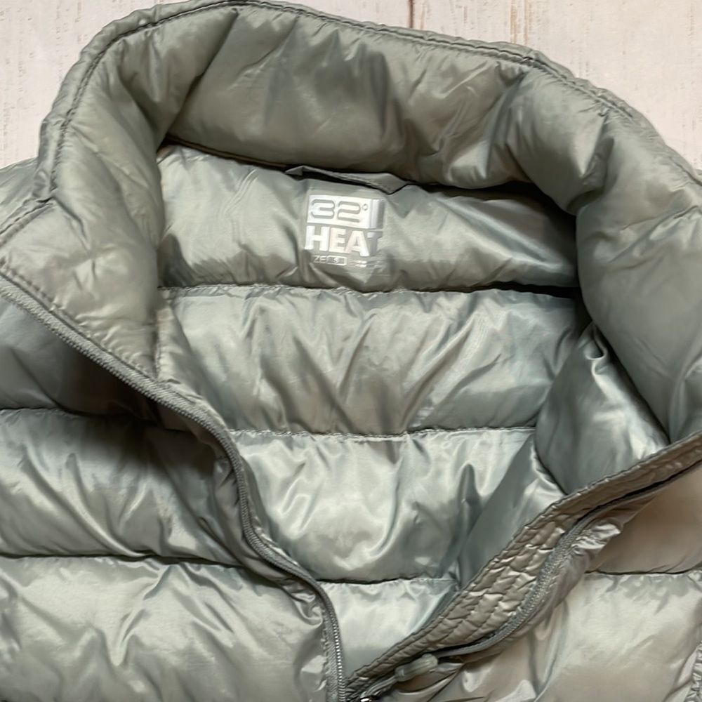 32 degree heat woman’s light gray packable vest. Size S - Picture 2 of 7